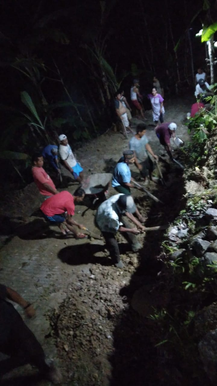 Kerja Bakti Pelebaran Jalan di Kliripan